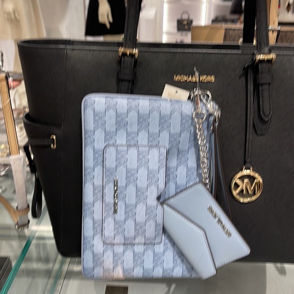 MICHAEL KORS JET SET ITEM LG 2 in 1 CARD CASE & WRISTLET
Pale Blue - Picture 9 of 16